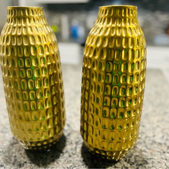 Gold decorative vase and decorative floral arrangement. - Picture 1 of 3